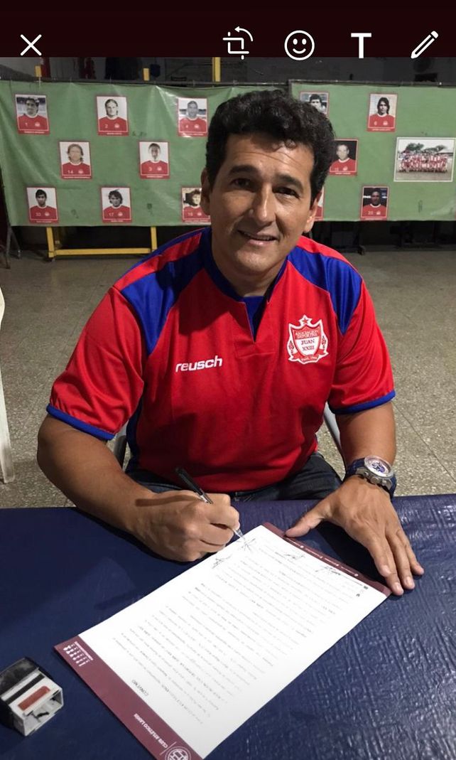 Presidente papal. Martín Araoz estampa la firma en el convenio con Lanús.