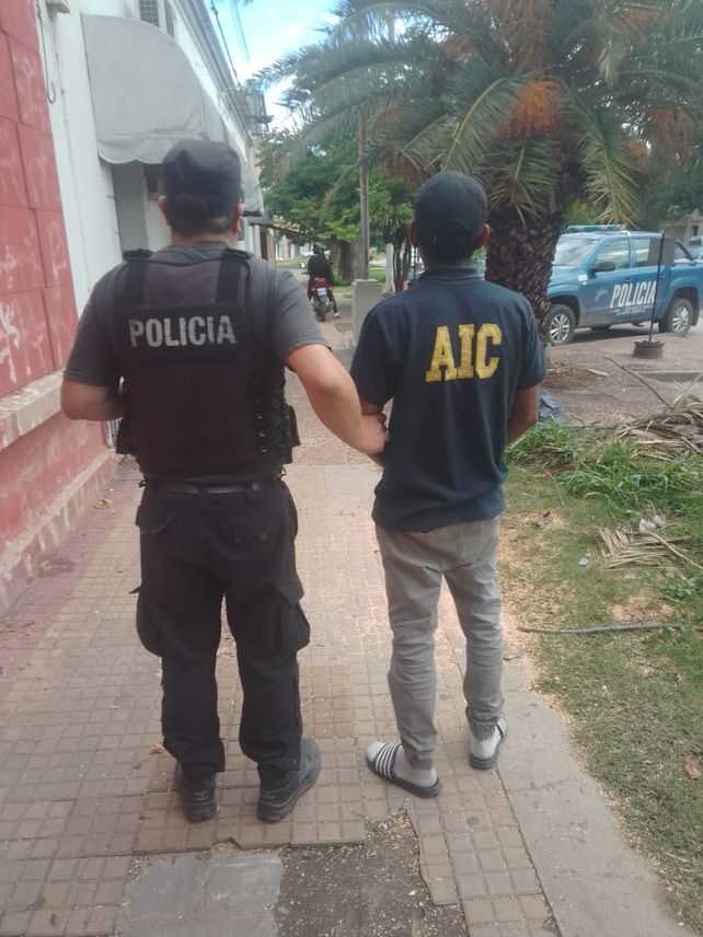 Lo detuvieron por vestir un chaleco de la AIC, la agencia policial que ya no existe