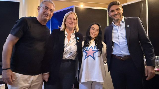 Nicki Nicole junto al gobernador Pullaro