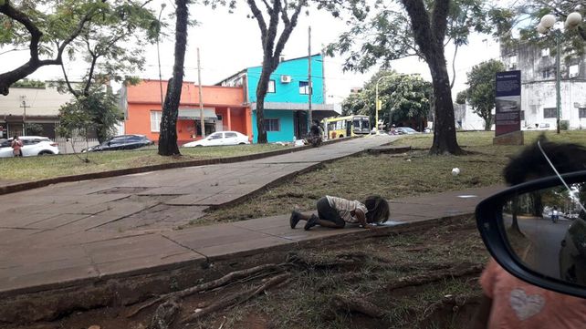 Cruda imagen: una nena misionera tomó agua de la calle