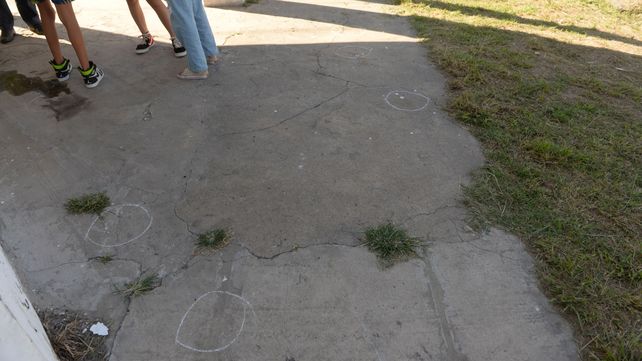 Marcas de tiza en la escena del crimen de Brenda Del Valle Bravo en los confines de los barrios Ludueña y Empalme Graneros.