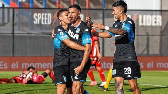 Adrián Martínez festeja el segundo gol de Racing.