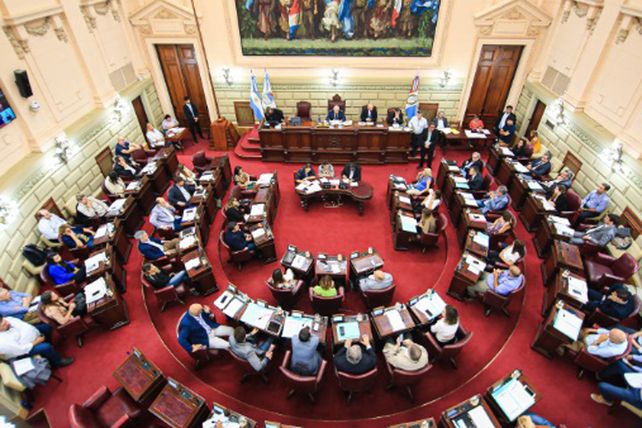 Los diputados santafesinos redujeron sus salarios en un 50 por ciento y aprobaron la ley de necesidad