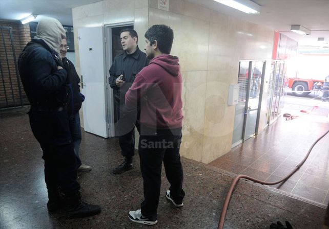 El principio de incendio en la galería Garay. /José Busiemi.