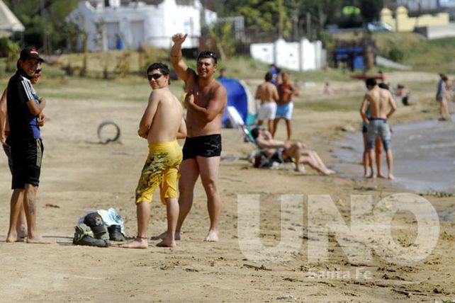 En pleno invierno, la gente disfrutó del calor en la playa