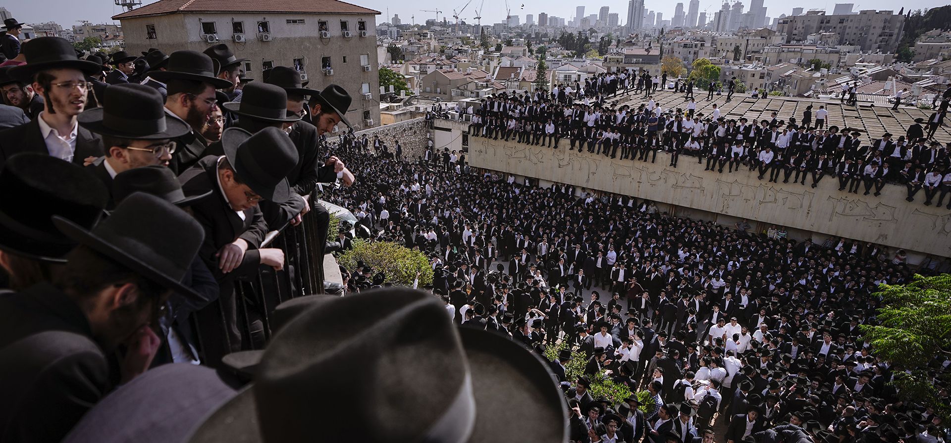 Decenas de miles de judíos ultraortodoxos asisten al funeral del rabino Gershon Edelstein en Bnei Brak, Israel, el martes 30 de mayo de 2023. Edelstein, de 100 años, era un líder de la comunidad ultraortodoxa lituana en Israel. (Foto AP/Ariel Schalit) Decenas de miles de judíos ultraortodoxos asisten al funeral del rabino Gershon Edelstein en Bnei Brak, Israel, el martes 30 de mayo de 2023. Edelstein, de 100 años, era un líder de la comunidad ultraortodoxa lituana en Israel. (Foto AP/Ariel Schalit)
