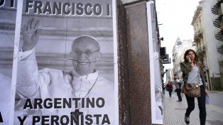 Afiches que aparecieron para la celebración de los 10 años de papado de Francisco.&nbsp;