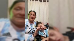 Lisandro Martínez y Silvina Cabrera, su mamá. Un mensaje en la previa Argentina - Polonia en Qatar 2022