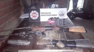 Lo acusan de trasladar en moto a su hijastro para que mate a un adolescente