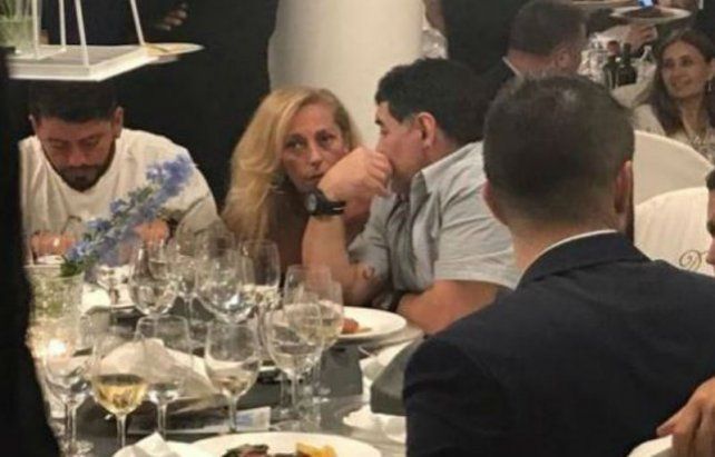 Maradona cenó y mantuvo una amable charla con Cristiana Sinagra en Nápoles
