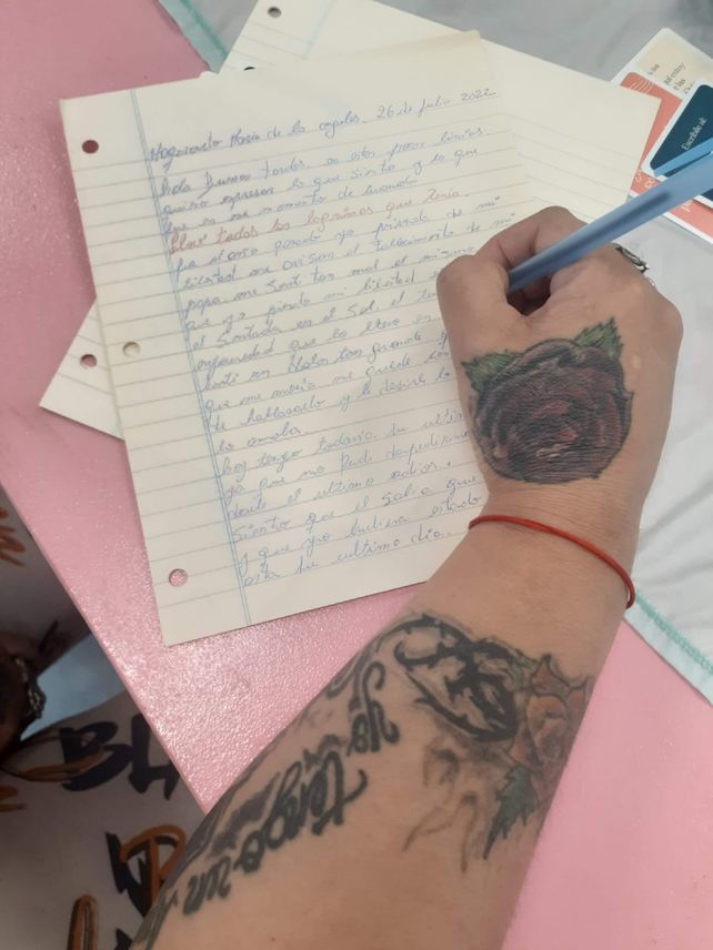 De puño y letra, las internas vuelcan sobre el papel sus emociones.