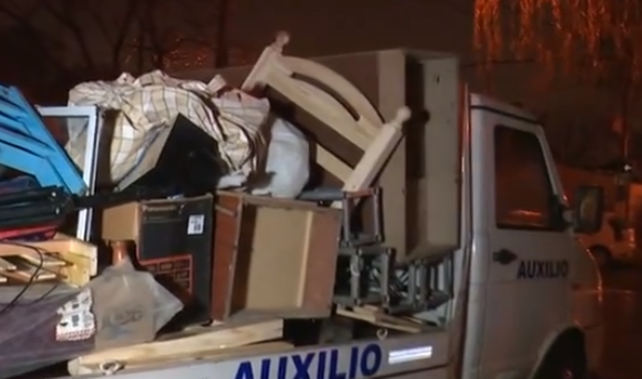 El camión con las pertenencias de la familia estaba esta noche en la puerta de la casa de Freyre al 2100.&nbsp; (Foto: Captura de televisión).