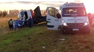 Cuatro muertos y una persona herida grave al chocar un auto y un camión