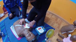 Muerte súbita: reglamentaron la ley para que espacios de alta concurrencia tengan desfibriladores