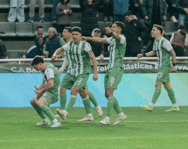 Banfield cambió los insultos por festejos en 18 minutos.
