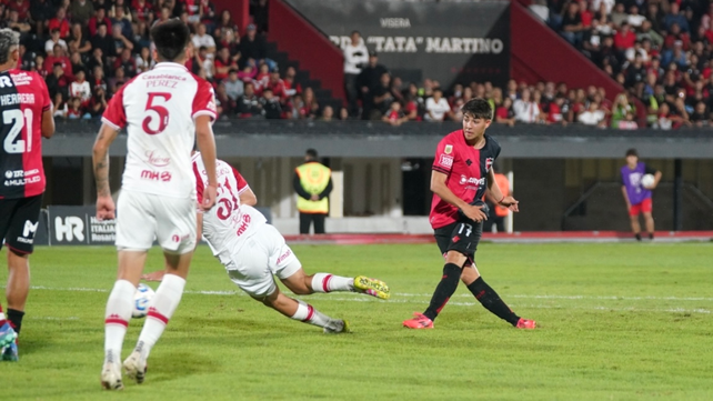 El zurdazo de Acuña para la apertura del marcador frente a Huracán en el Apertura 2025.