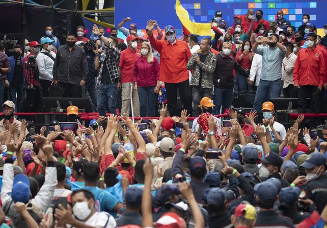 Maduro y su esposa presiden un acto junto a candidatos del oficialismo en Caracas.