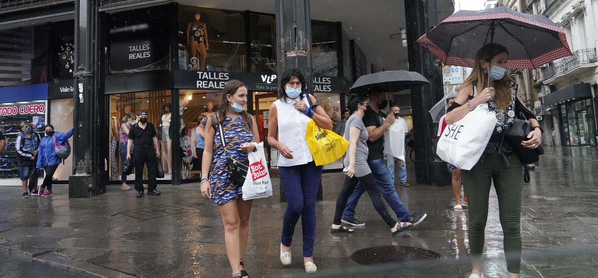 Rosario tuvo lluvia, pero fue por poco tiempo. El martes por la tarde el cielo se puso oscuro y un aguacero de algunos minutos sorprendió a los rosarinos, aunque el alivio fue efímero. Foto: Silvina Salinas / La Capital
