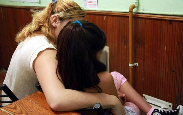 Susto. La nena atacada junto a su madre en la escuela José Salas