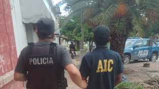 Lo detuvieron por vestir un chaleco de la AIC