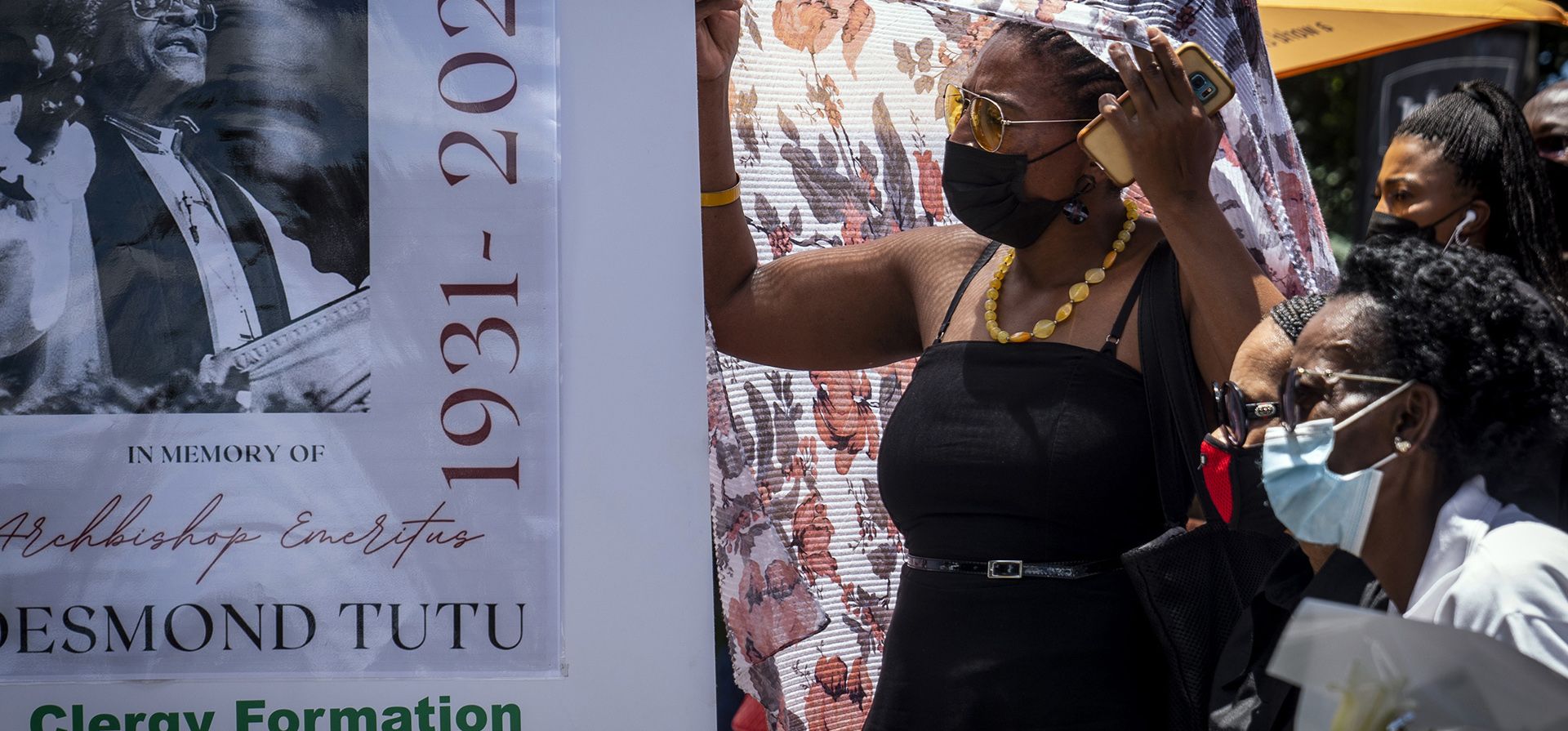 Feligreses asisten a un servicio conmemorativo para el arzobispo emérito anglicano Desmond Tutu fuera de la casa de Tutu en Soweto, el miércoles 29 de diciembre de 2021. El activista ganador del Premio Nobel de la Paz por la igualdad racial y los derechos LGBT murió el domingo a la edad de 90 años. Foto: AP