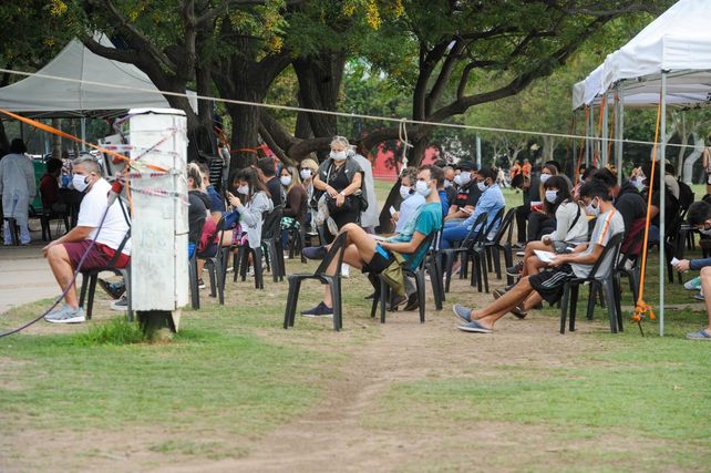 TESTEOS. testeos. Gente esperando practicarse el hisopado en el puesto sanitario cercano a bulevar Oroño y el río.