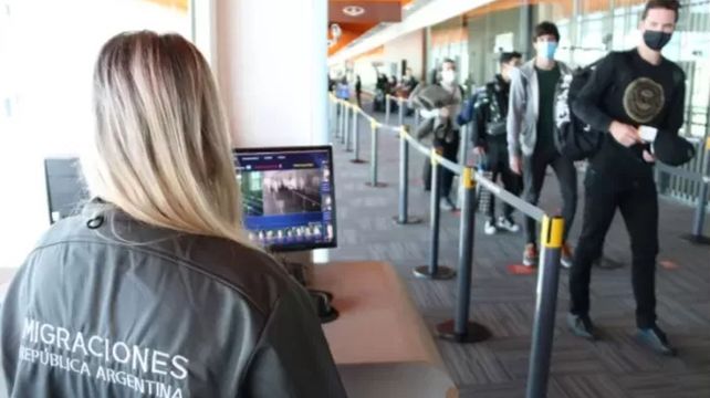 Exceptúan de la cuarentena a los argentinos. Solo presentarán declaración jurada a Migraciones