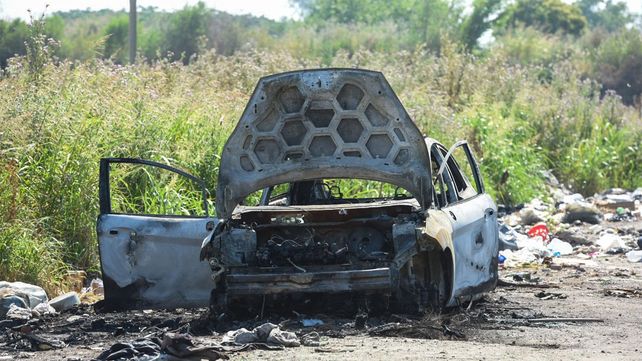 Crimen en Pérez: hallan el cadáver de un hombre a metros de un auto incendiado