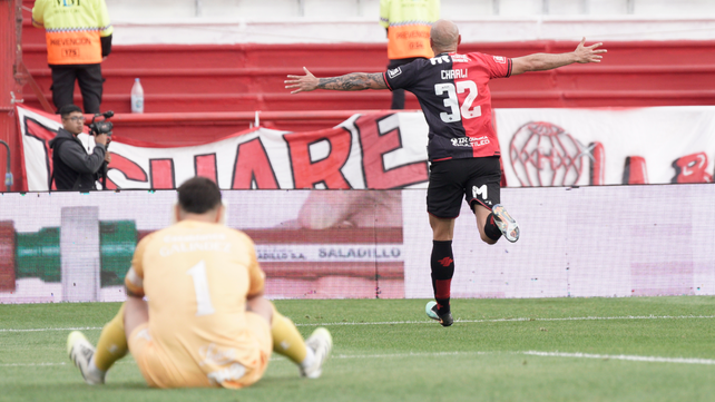 Carlos González celebra su gol. Fue el segundo en el triunfo de Newell's sobre Huracán por 2 a 0.