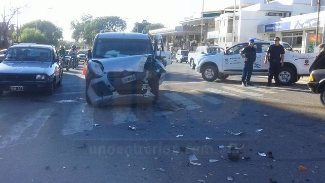 Un mujer fue hospitalizada tras chocar dos vehículos en Paraná