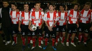 Dúo leproso. Maxi y Messi posaron en la previa de un encuentro benéfico en 2009.&nbsp;