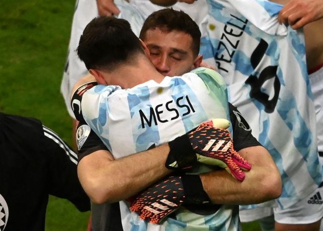 Todas las fotos de la gran noche de Messi y Dibu Martínez con la selección