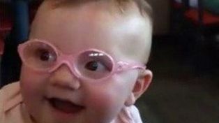 El emotivo momento en que un bebé ve a sus padres con nitidez por primera vez en su vida