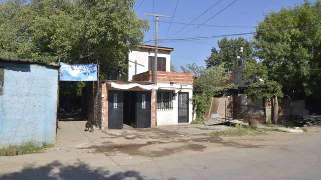 Frente al portón negro jugaban las tres nenas que resultaron alcanzadas por las balas