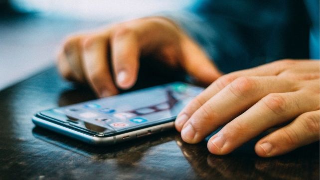El decreto fijó un servicio mínimo de 150 pesos para telefonía móvil y tendrá totalmente liberado la mensajería Whatsapp para texto.
