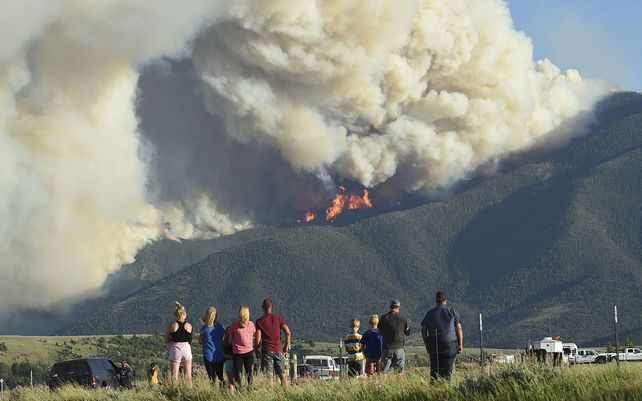 Residentes de Montana ven cómo las llamas del fuego arden sobre Red Lodge. Los incendios forestales que ardían en Montana se expandieron durante las últimas 24 horas y provocaron evacuaciones de personas de áreas rurales.