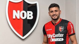 Juanchón García dejó Unión y posó con la camiseta de Newells, su nuevo club.