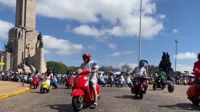 Los amantes de las motos italianas Vespa se juntaron en el Monumento para iniciar una larga caravana por distintos puntos de la ciudad y Funes.