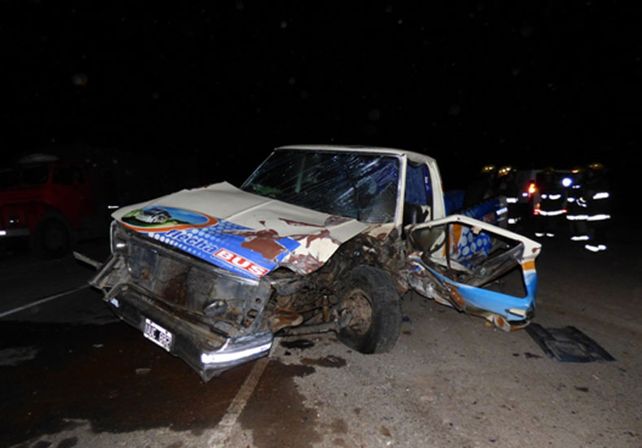 Imprudencias. Se investigan las causas del choque frontal izquierdo de la Renault Kangoo y la camioneta Ford F 100