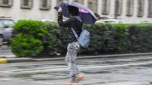 El tiempo en Rosario: recién en la tarde de este sábado parará la lluvia
