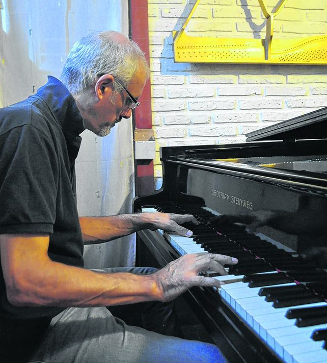 Al piano. El músico en su estudio en San Jorge. Los interesados en su último CD pueden solicitarlo al autor a sebastianbenassi@hotmail.com