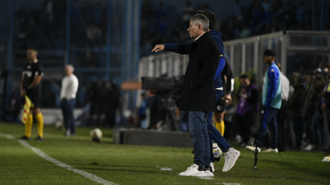 Ariel Holan introdujo cambios de futbolistas y de esquema
