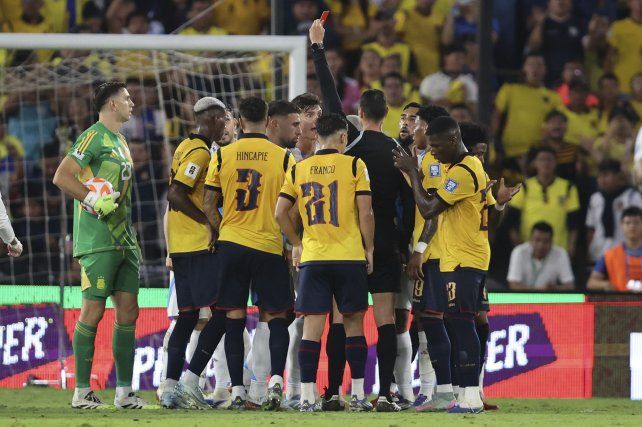 Wilmar Roldán le muestra la roja a Otamendi