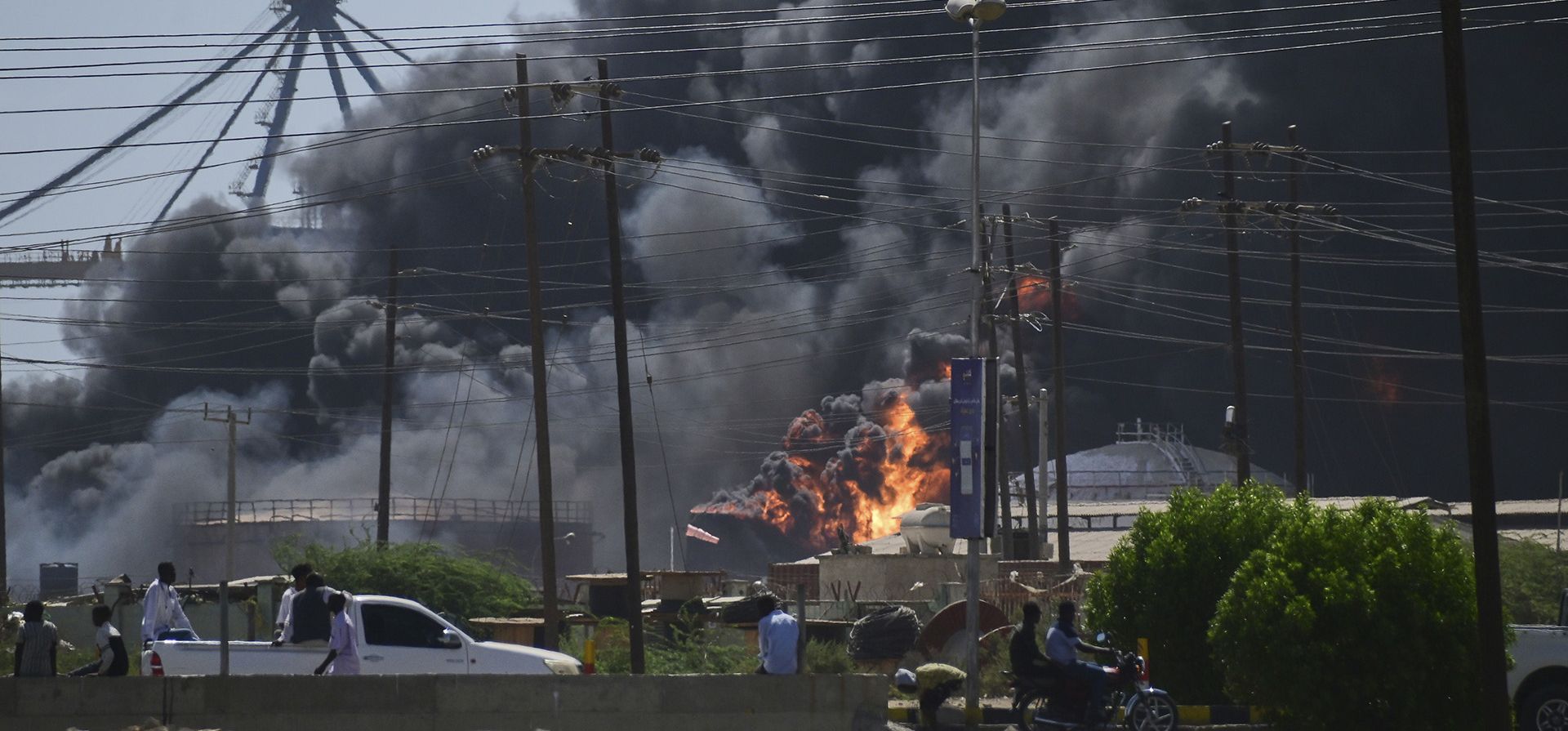 Una humareda se alza tras ataques de drones de las Fuerzas Apoyo Rápido (FAR), un contingente paramilitar, contra la ciudad norteña de Puerto Sudán, en la costa del mar Rojo, en Sudán, el martes 6 de mayo de 2025. (AP Foto) Una humareda se alza tras ataques de drones de las Fuerzas Apoyo Rápido (FAR), un contingente paramilitar, contra la ciudad norteña de Puerto Sudán, en la costa del mar Rojo, en Sudán, el martes 6 de mayo de 2025. (AP Foto)