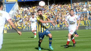 Facundo Buonanotte y la mirada fija en su fiel amiga, la pelota.