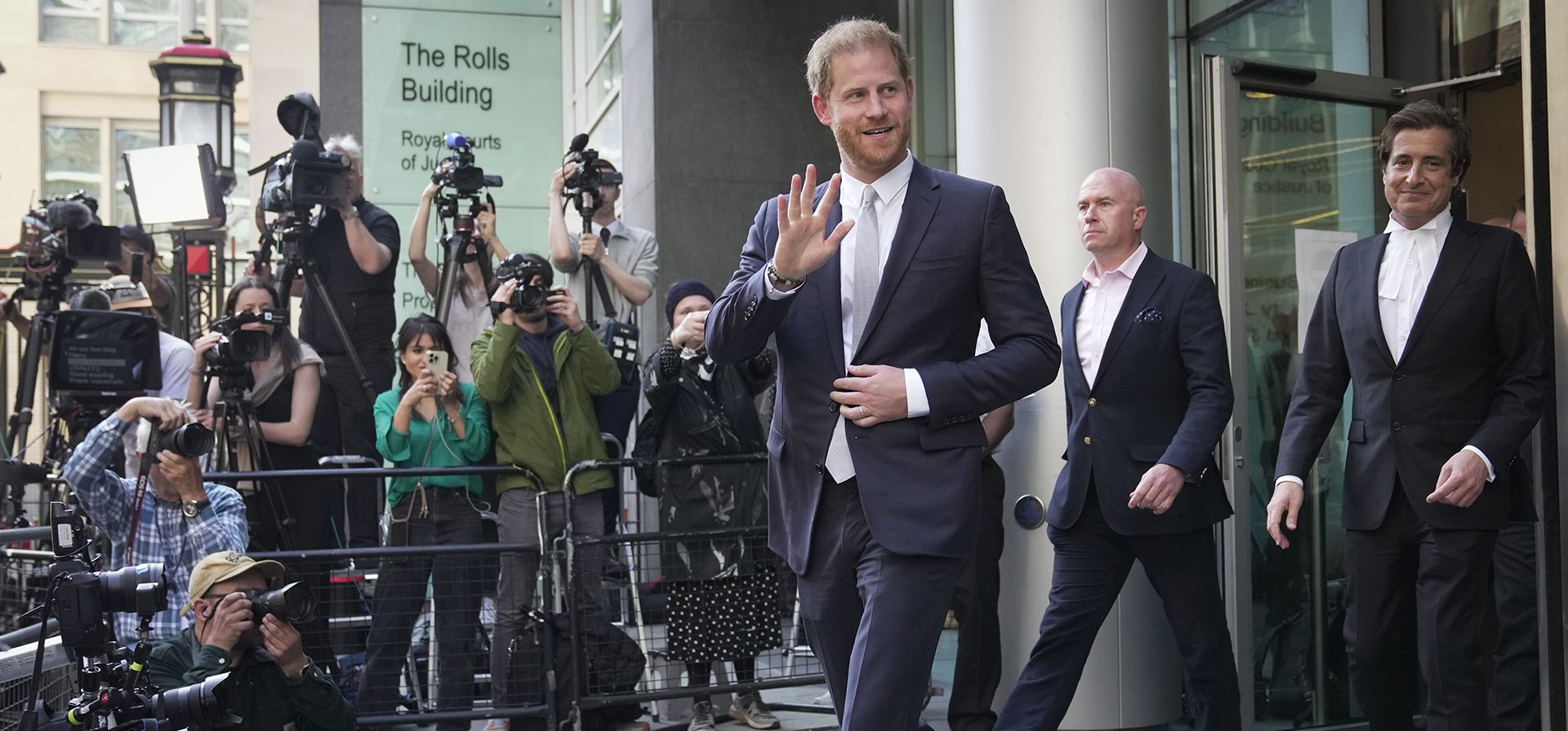 El príncipe Harry abandona el Tribunal Superior después de prestar testimonio en Londres. El príncipe Harry ha prestado testimonio desde el estrado de los testigos y ha jurado decir la verdad en su testimonio contra un editor de tabloides al que acusa de piratear teléfonos y otras intromisiones ilegales. . (Foto AP/Kin Cheung) El príncipe Harry abandona el Tribunal Superior después de prestar testimonio en Londres. El príncipe Harry ha prestado testimonio desde el estrado de los testigos y ha jurado decir la verdad en su testimonio contra un editor de tabloides al que acusa de piratear teléfonos y otras intromisiones ilegales. . (Foto AP/Kin Cheung)