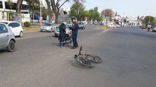 Paraná: ciclista dobló en U y chocó una moto