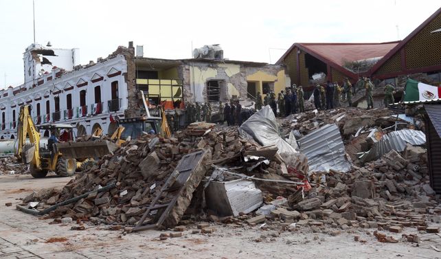 Soldados retiran escombros de un edificio municipal parcialmente derrumbado en Juchitán (Oaxaca).