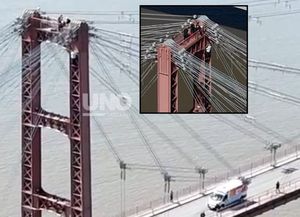 Rescataron a un hombre que había subido a la cima del Puente Colgante tras casi una hora de operativo
