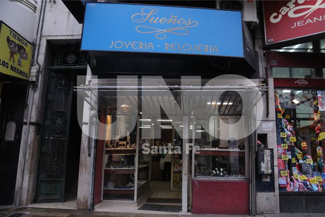 Estimado. El dueño del local dijo que robaron dinero y muchos relojes.